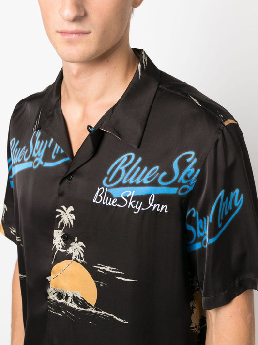 قميص فيسكوز بشعار Blue Sky Inn