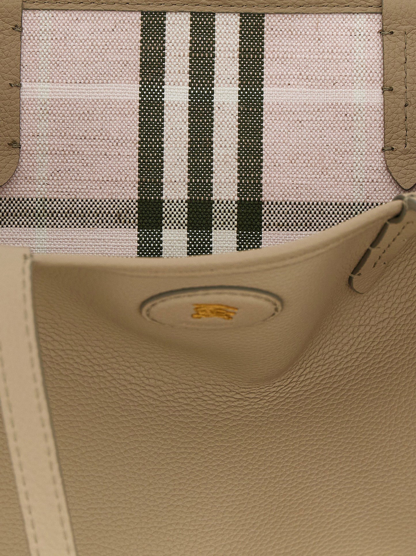 حقيبة تسوق Bloomsbury متوسطة الحجم قابلة للعكس من Burberry