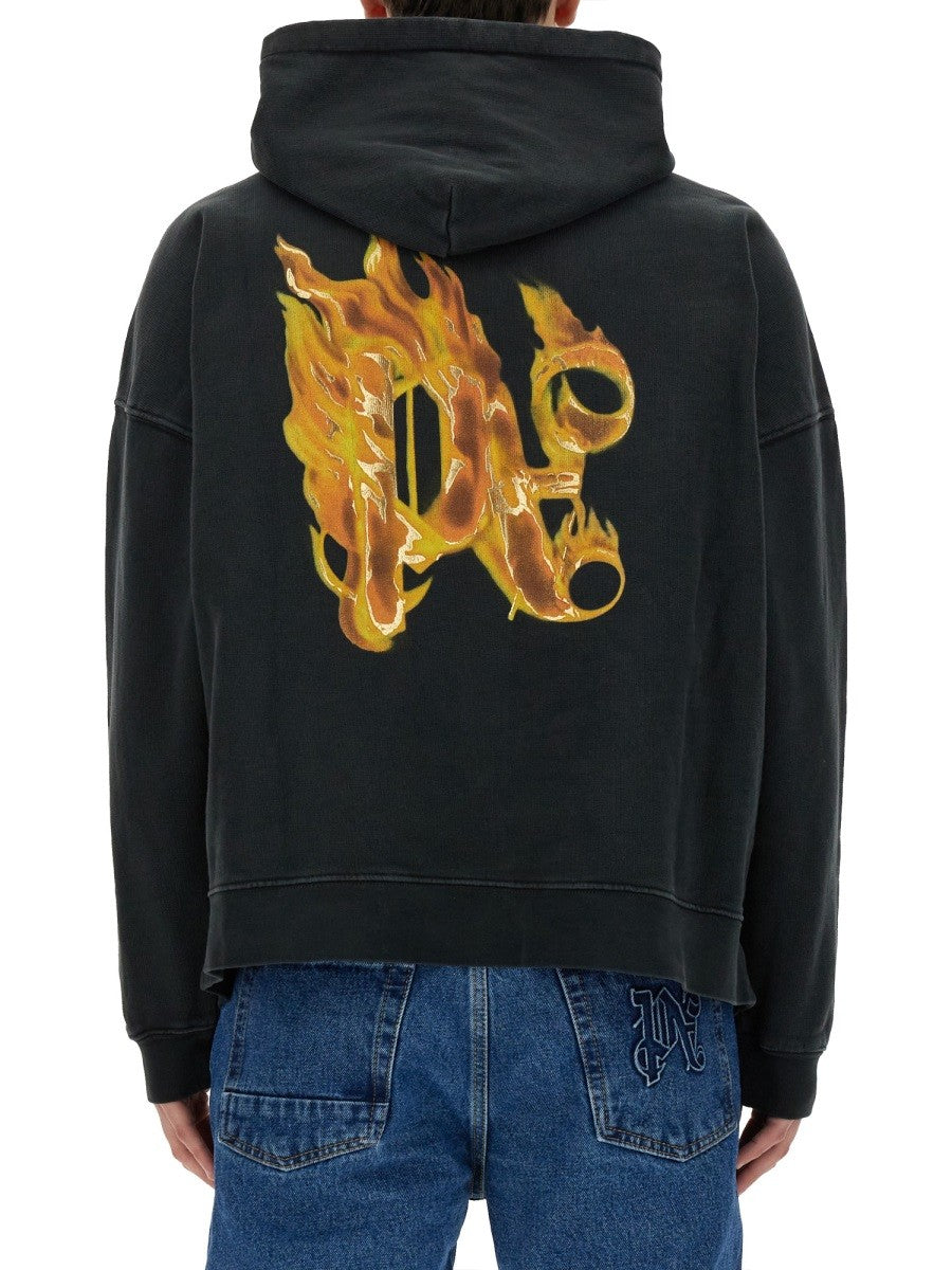 سويت شيرت بطبعة "BURNING MONOGRAM"