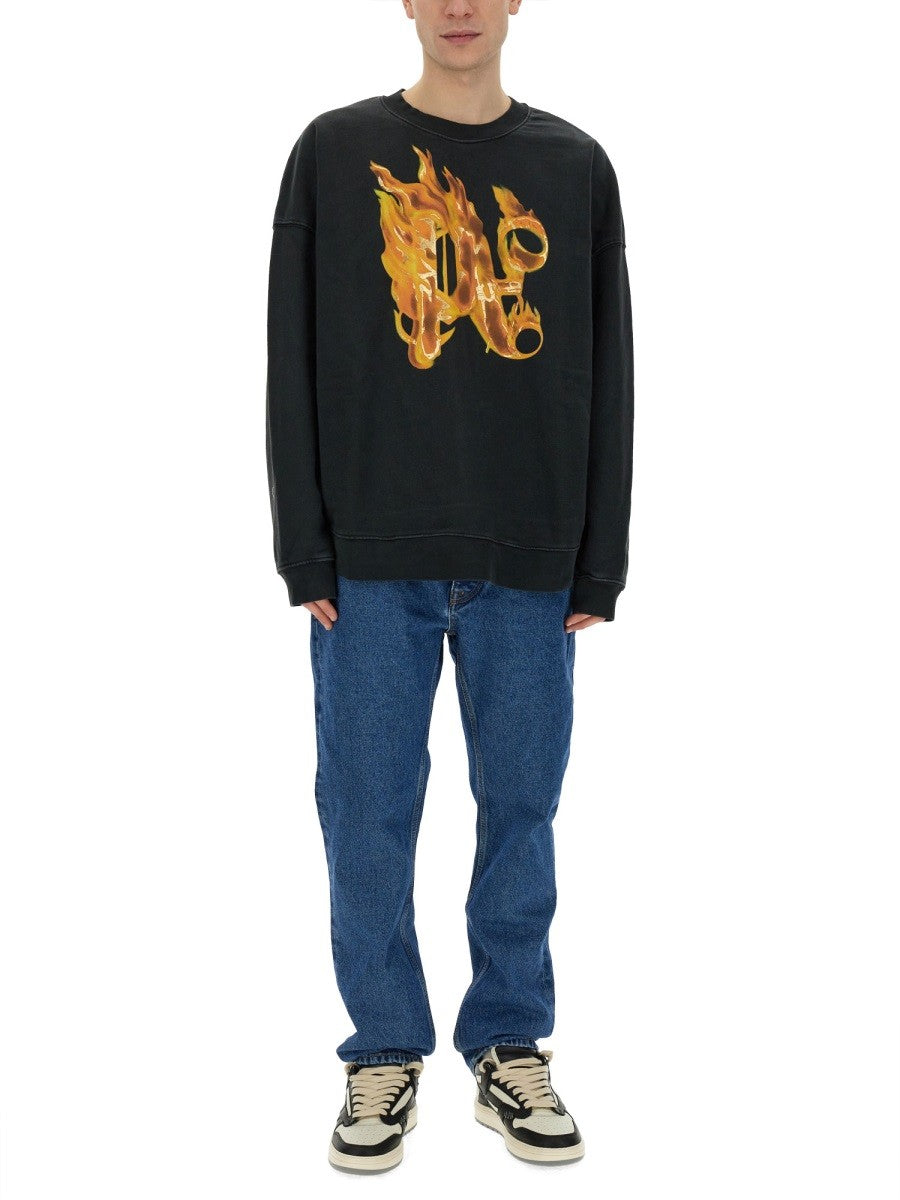 سويت شيرت بطبعة "BURNING MONOGRAM"