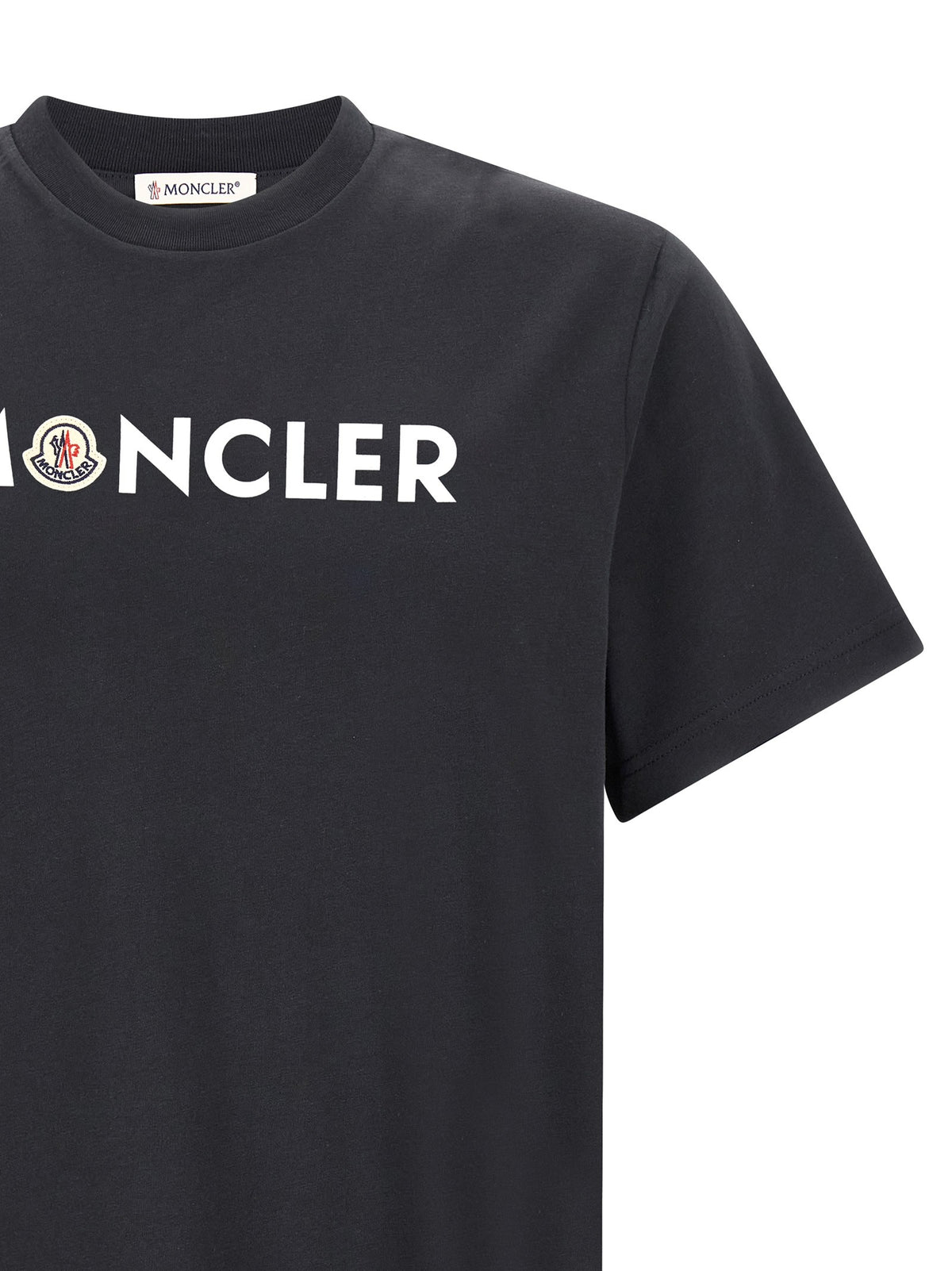 تيشيرت بطبعة شعار في الأمام