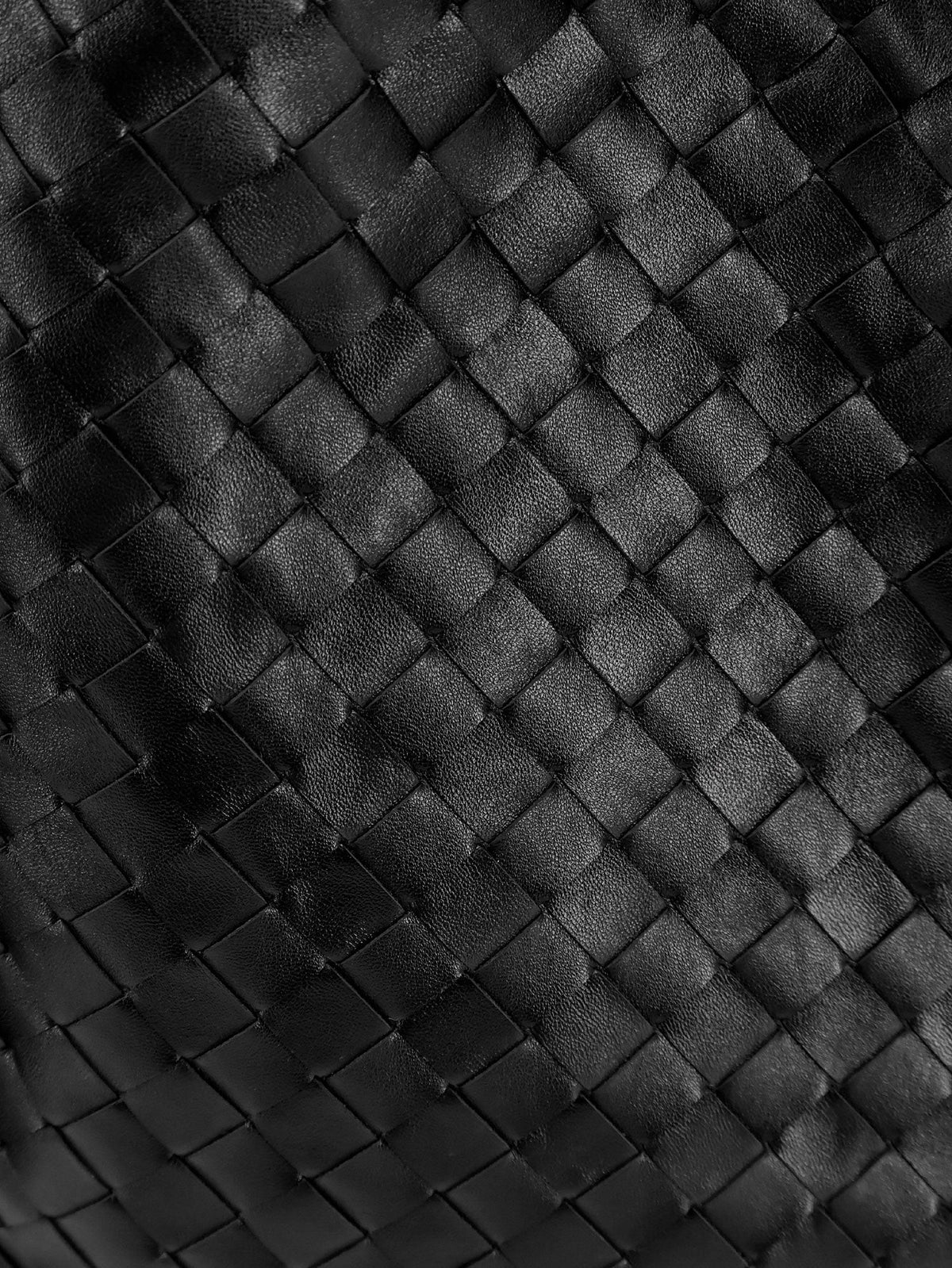 حقيبة كتف هوبو من الجلد بنمط إنترِتشاتو