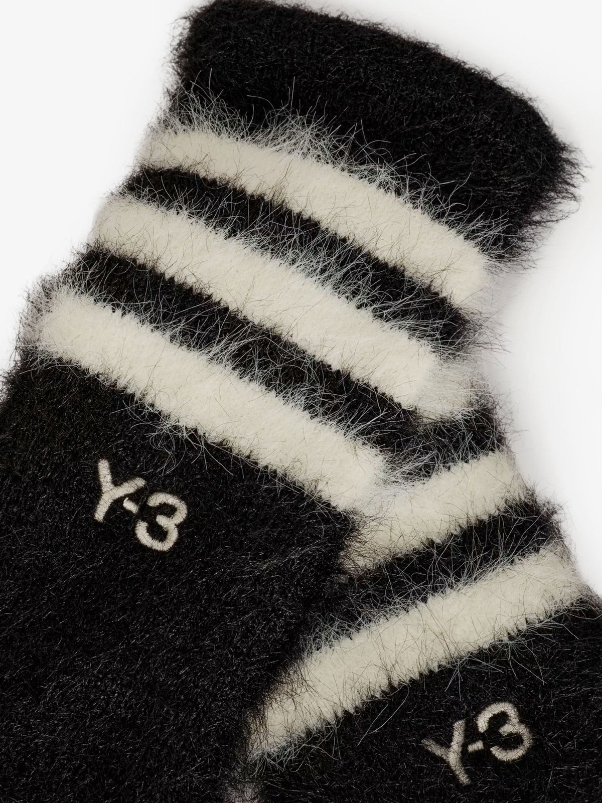 Knitted gloves with logo embroidery