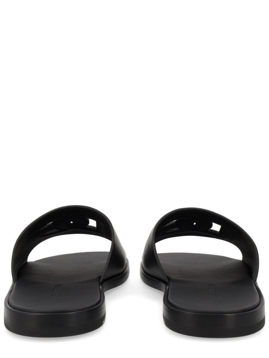 حذاء جلد مفتوح بشعار