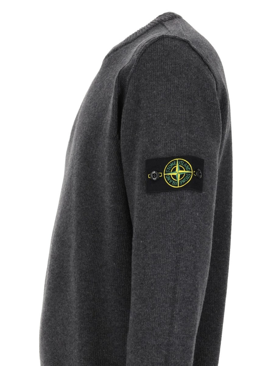 MAGLIA CON PATCH LOGO