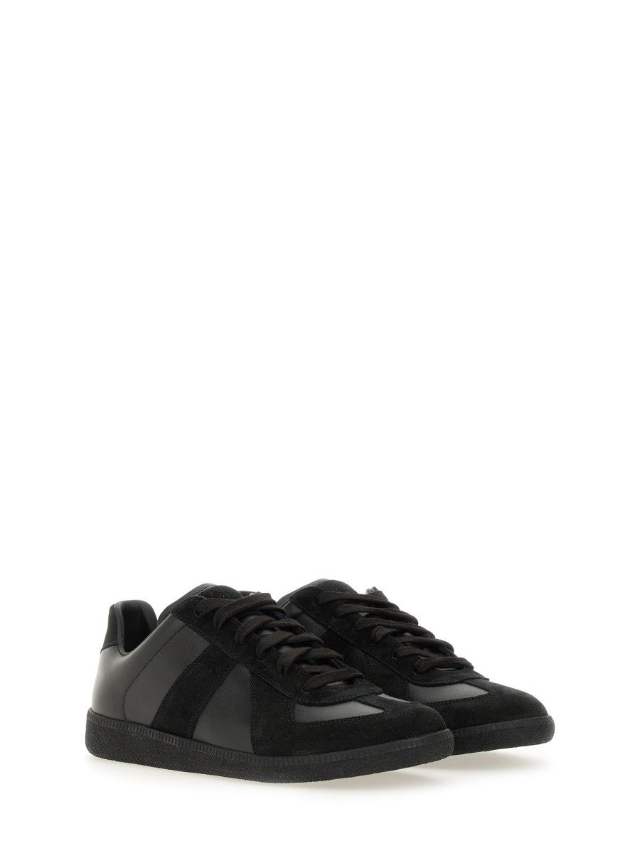 حذاء رياضي "مقلّد"