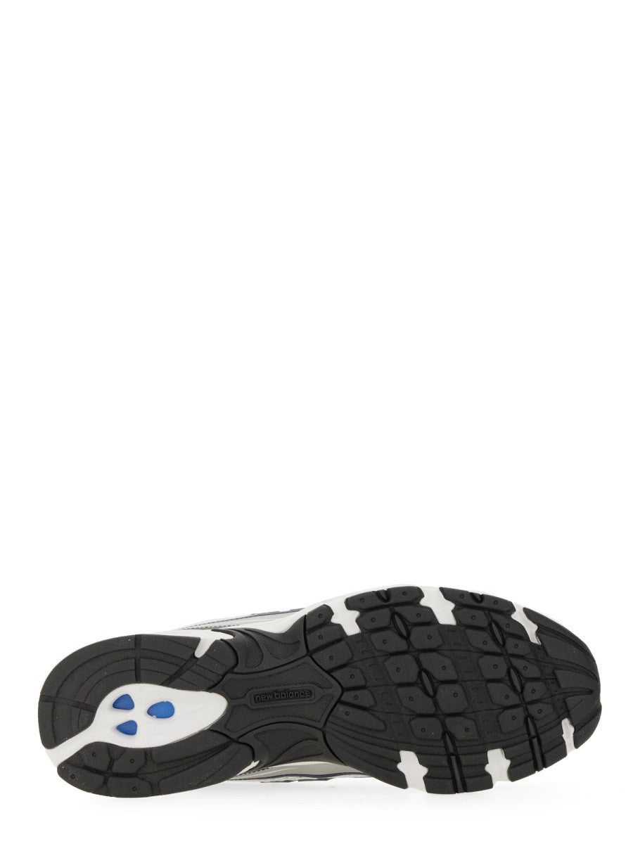 SNEAKER "U740"