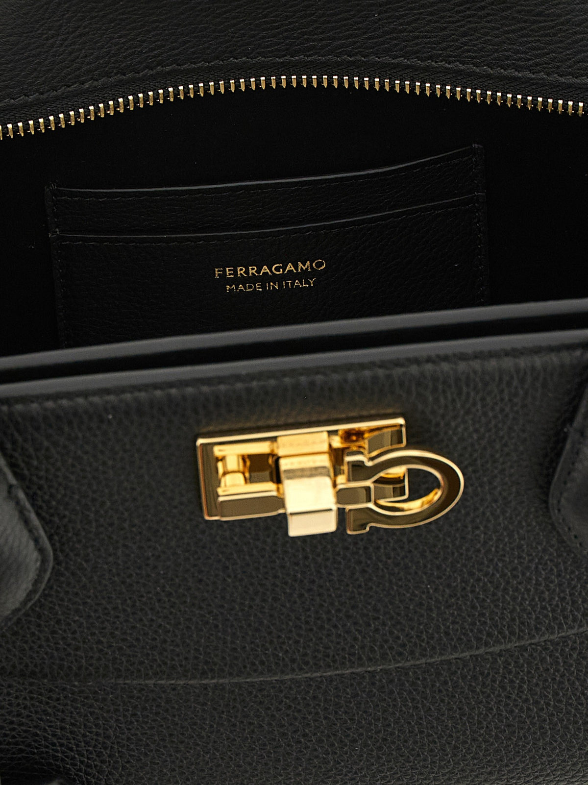 'Studio Soft East West (M)' shoulder bag