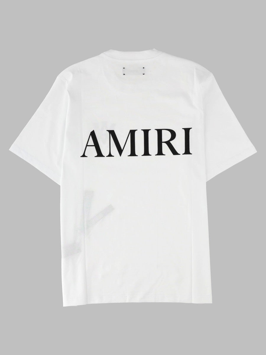 تي شيرت عليه شعار