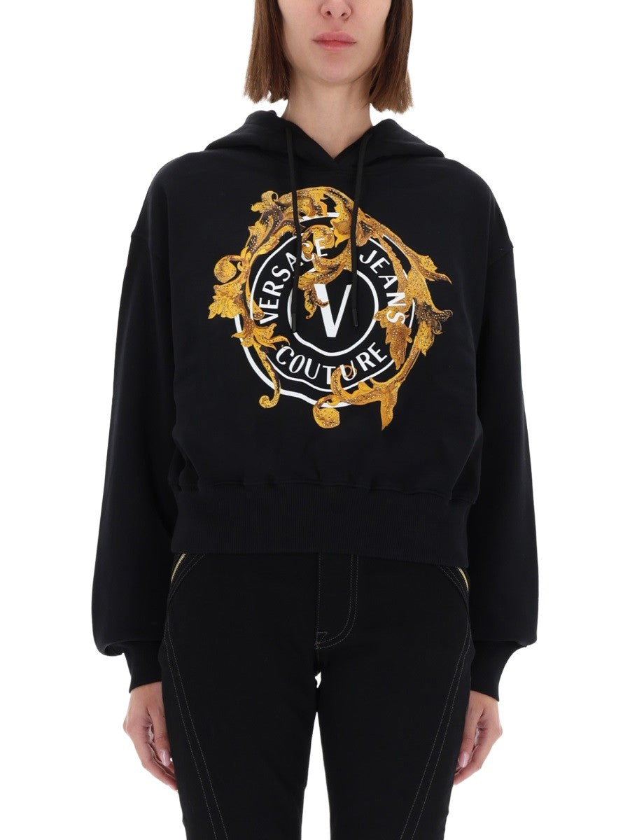 سويت شيرت "V-EMBLEM BAROQUE"
