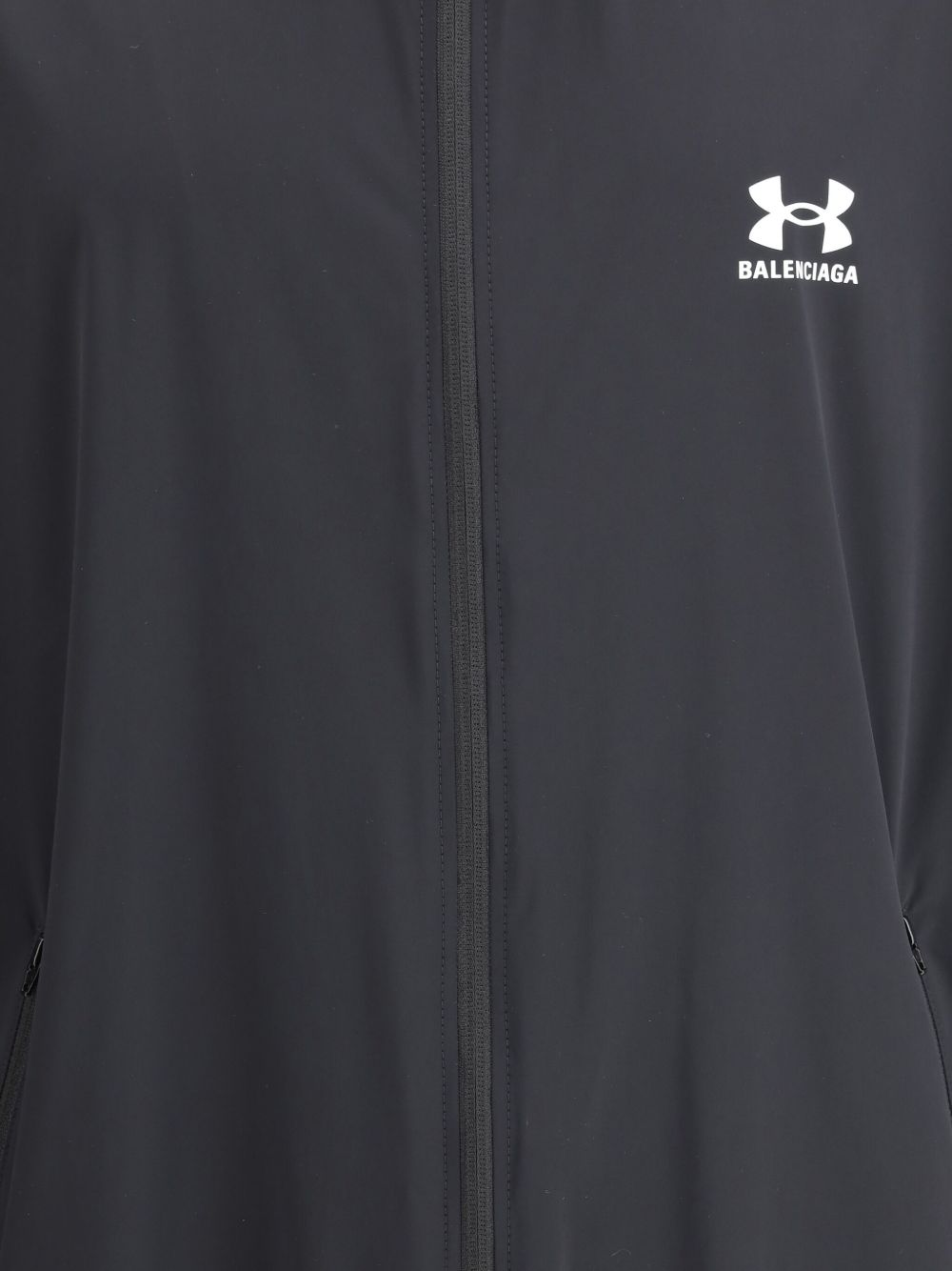 جاكيت رياضي من Balenciaga x Under Armour بطبعة مقاوم للرياح