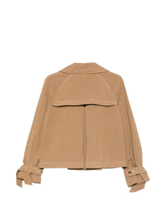 جاكيت بازا ديلوكس قصير بقصة صفّين من الأزرار