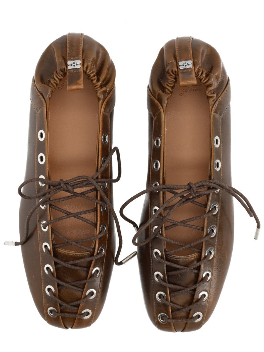 BALLERINA WITH LACES