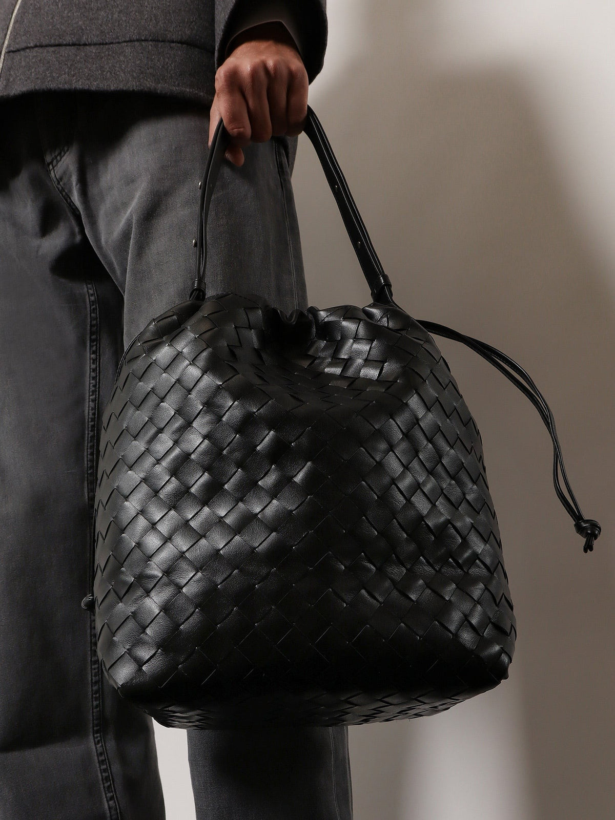 Bucket Intrecciato Biblioteca leather shoulder bag