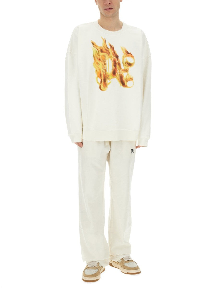سويتشيرت بطبعة "BURNING MONOGRAM"
