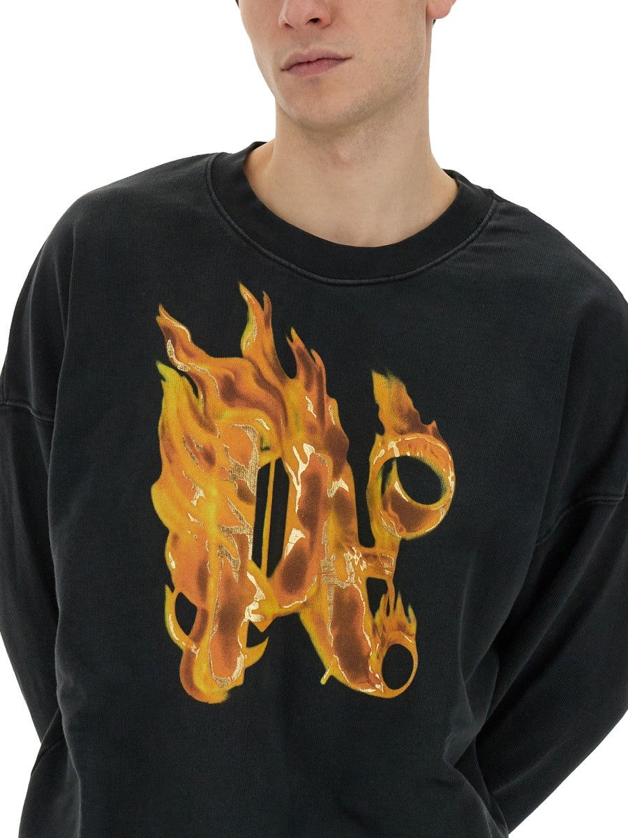 سويت شيرت بطبعة "BURNING MONOGRAM"