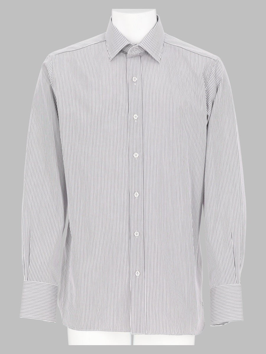 قميص بقصة ضيقة (Slim Fit)