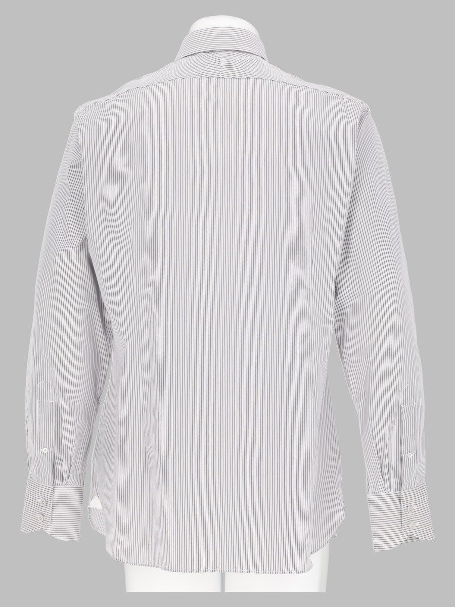 قميص بقصة ضيقة (Slim Fit)