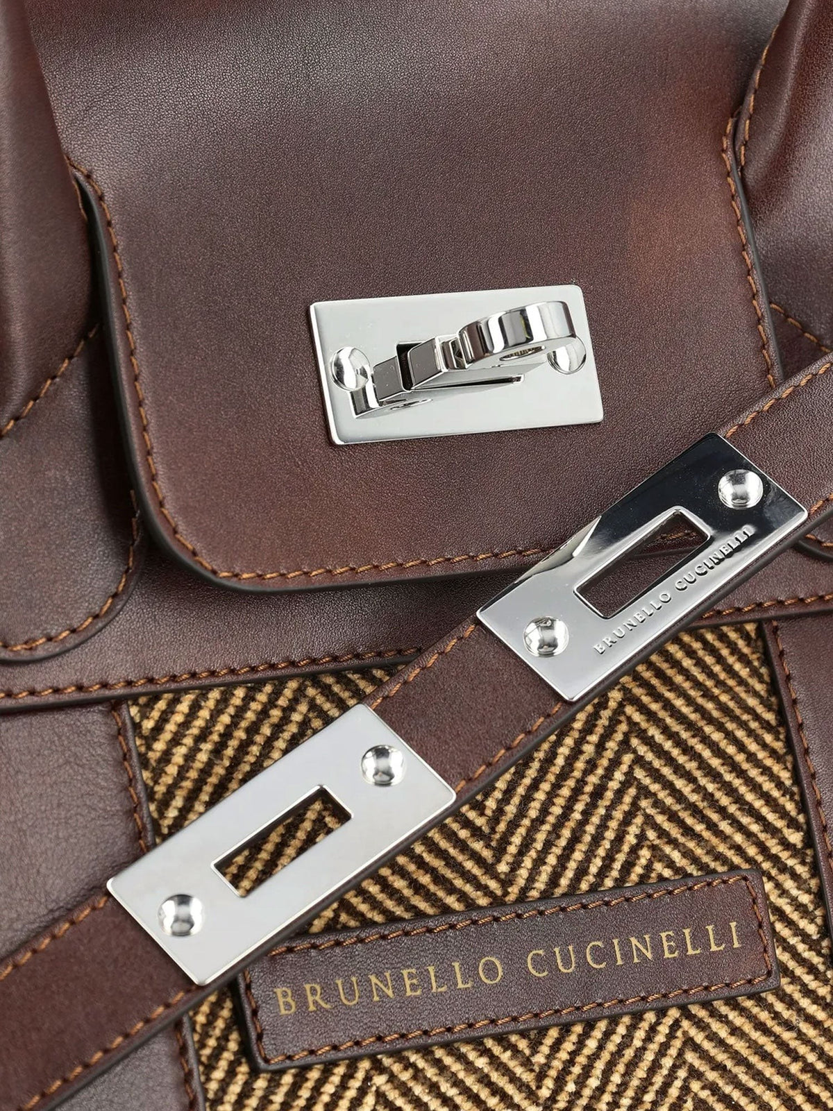 Country leather bag with chevron pattern