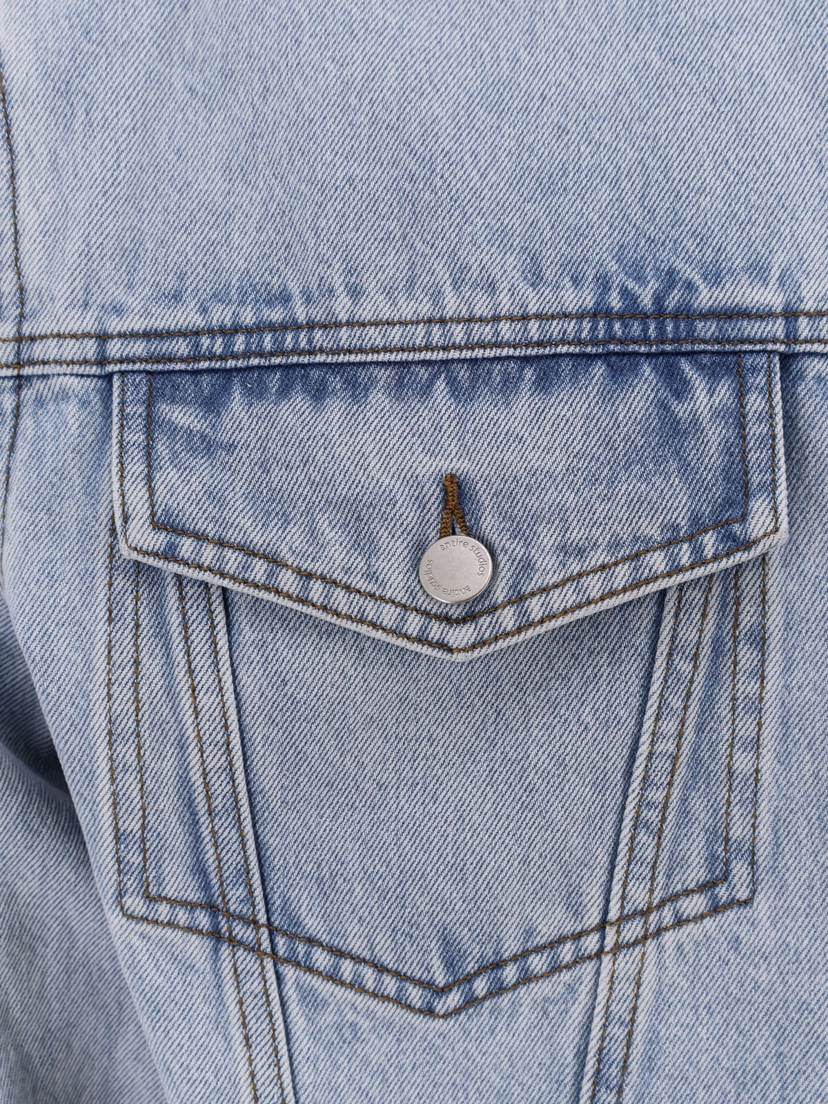 Denim jacket with padded shoulder pads