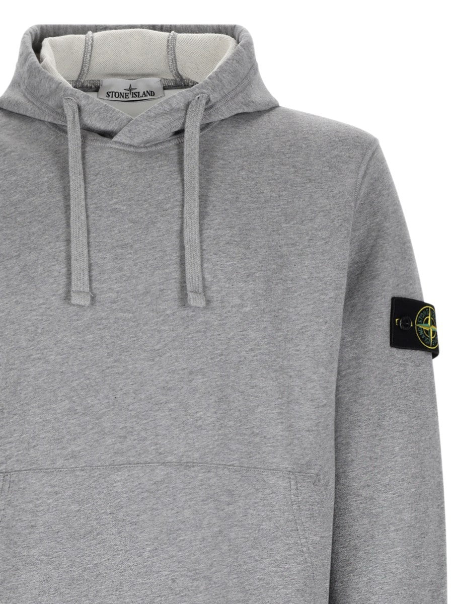 felpa con patch logo e cappuccio