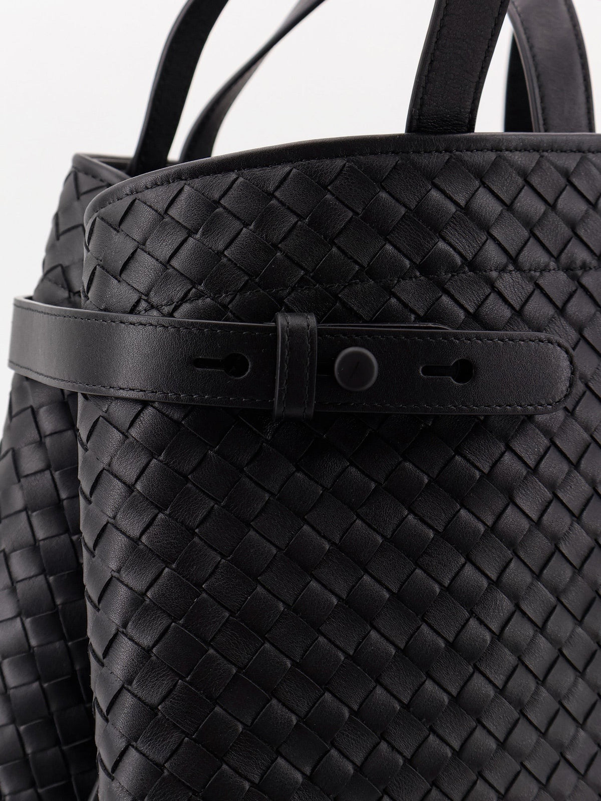 Intreccio leather shoulder bag