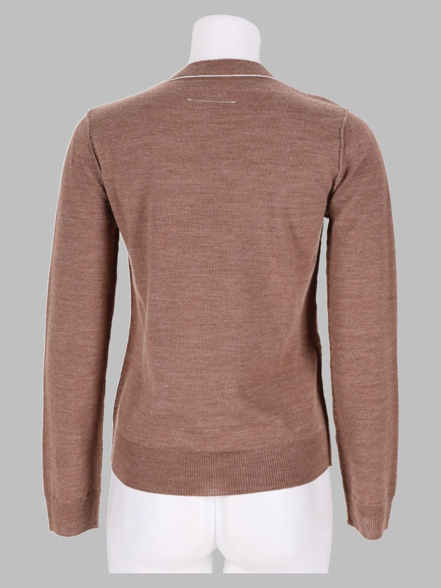maglia con patch logo
