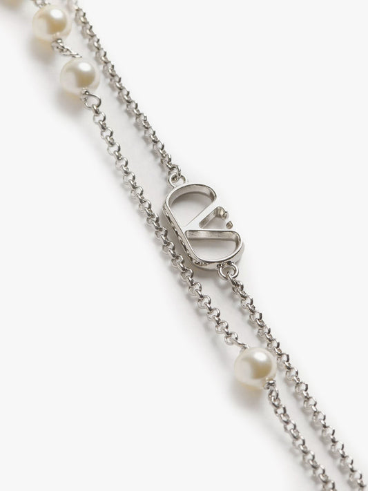 Metal necklace with silver finishes