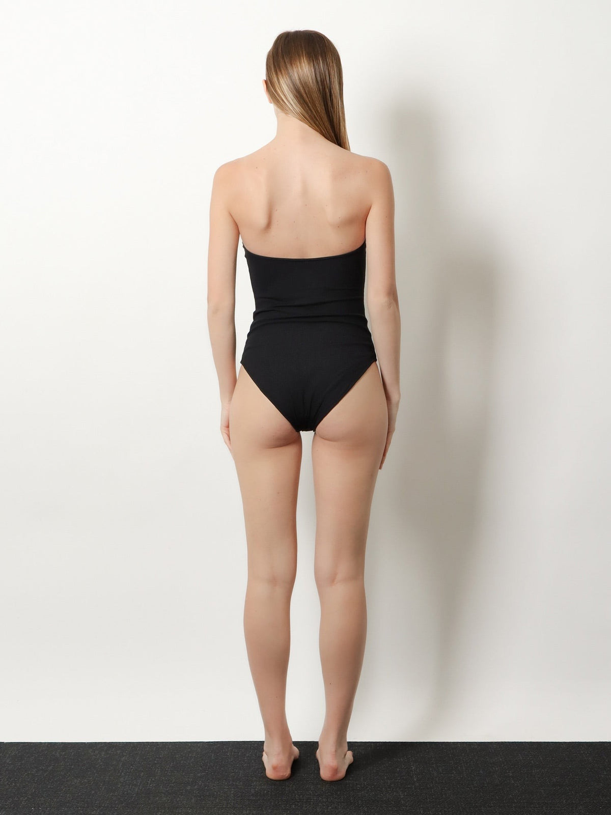 مايوه قطعة واحدة بتصميم مضلّع