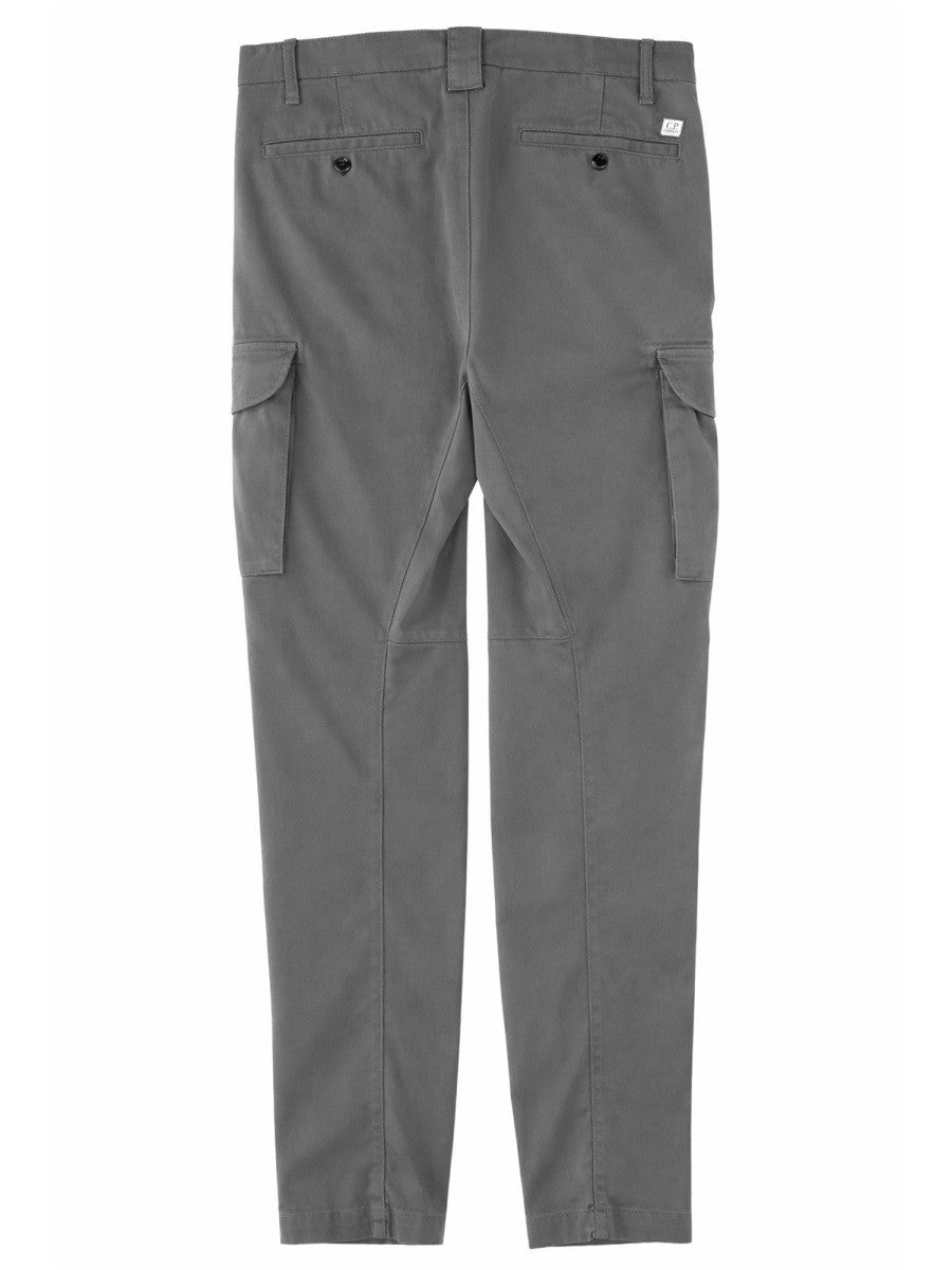 PANTALONE CARGO CON PATCH LOGO