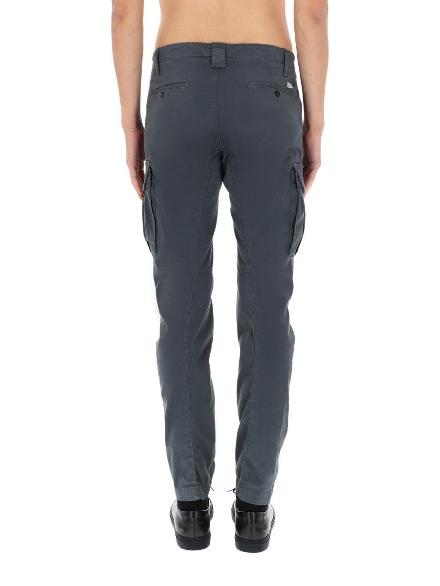 PANTALONE CARGO CON PATCH LOGO