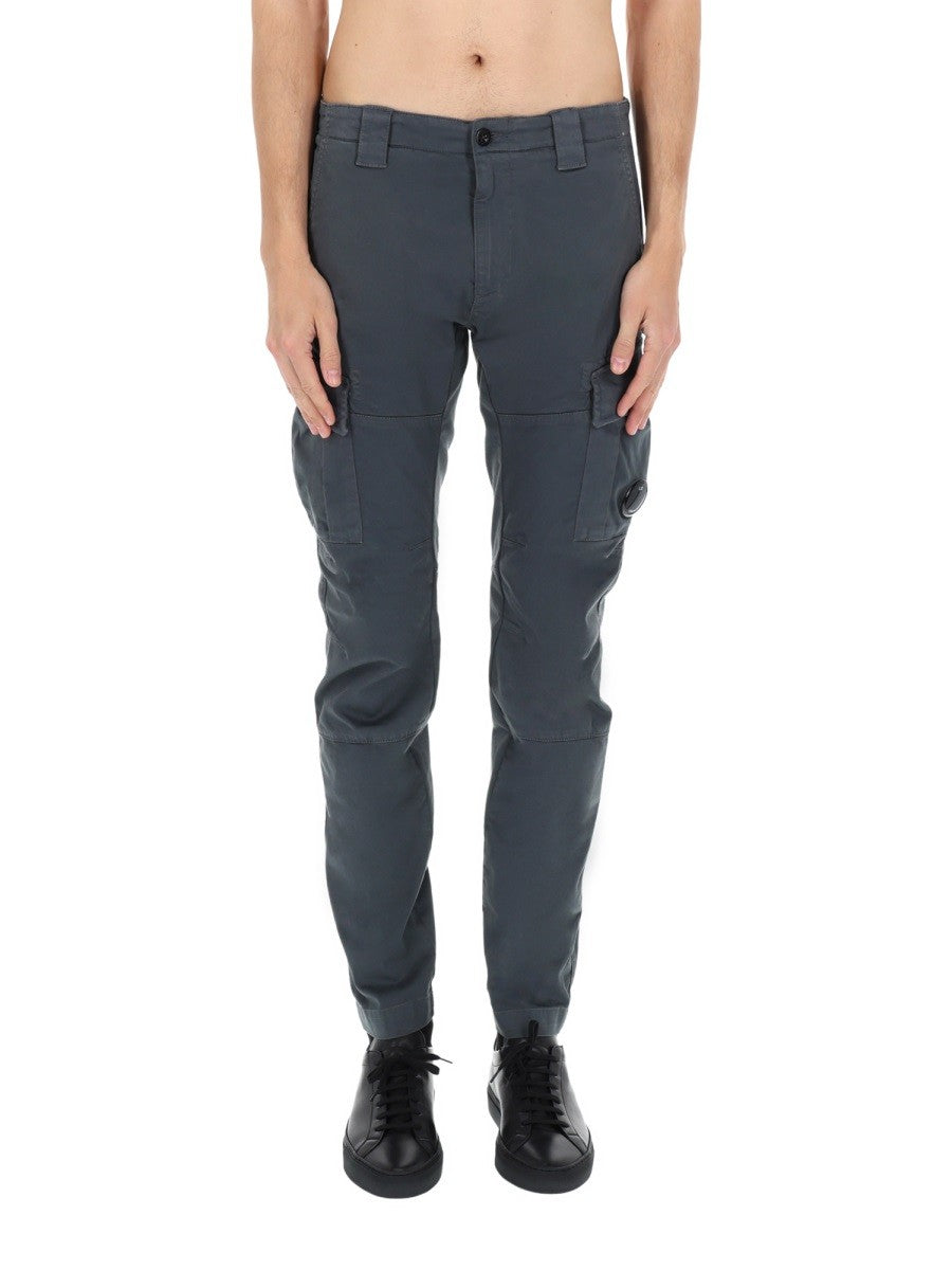 PANTALONE CARGO CON PATCH LOGO