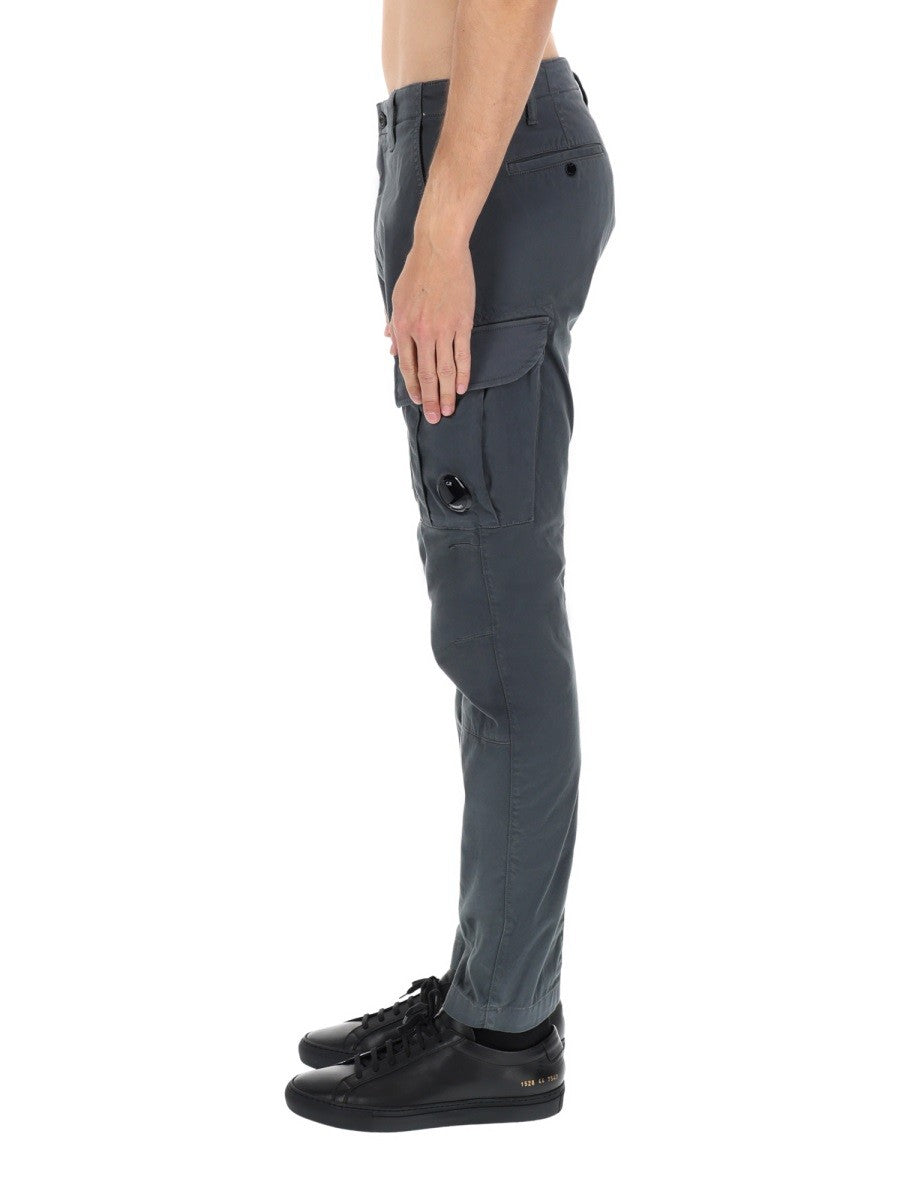 PANTALONE CARGO CON PATCH LOGO