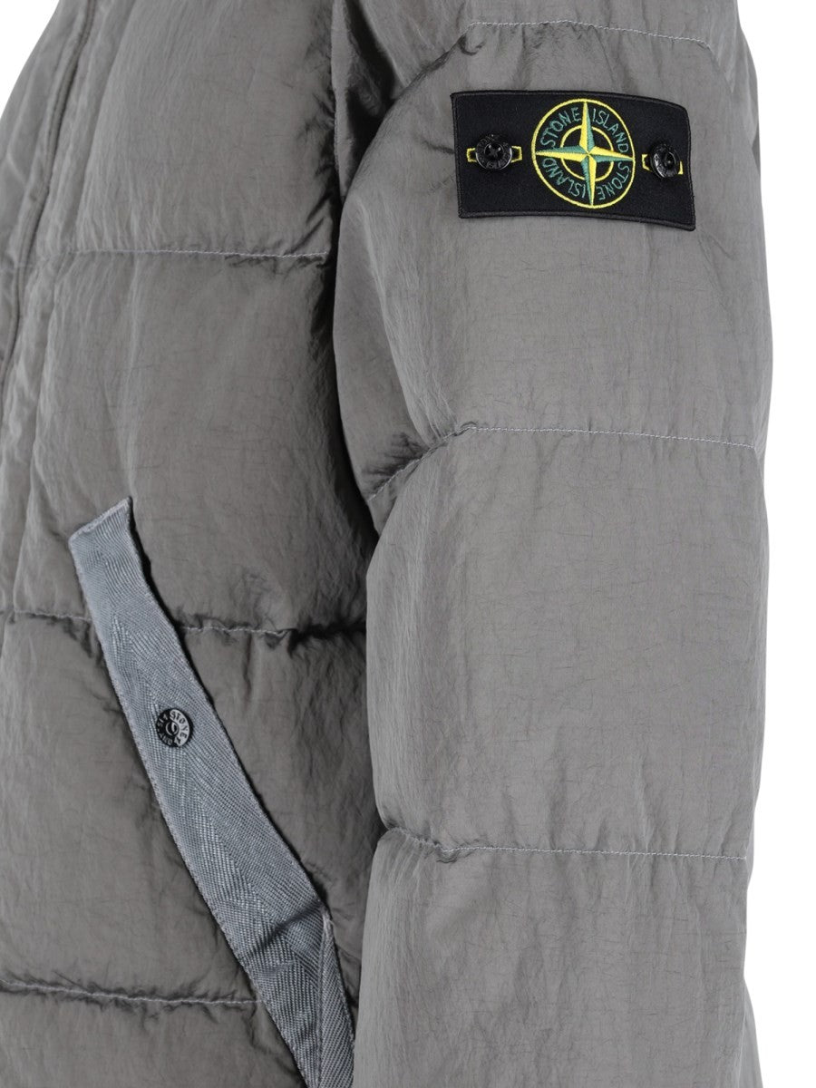 piumino con collo alto e patch logo