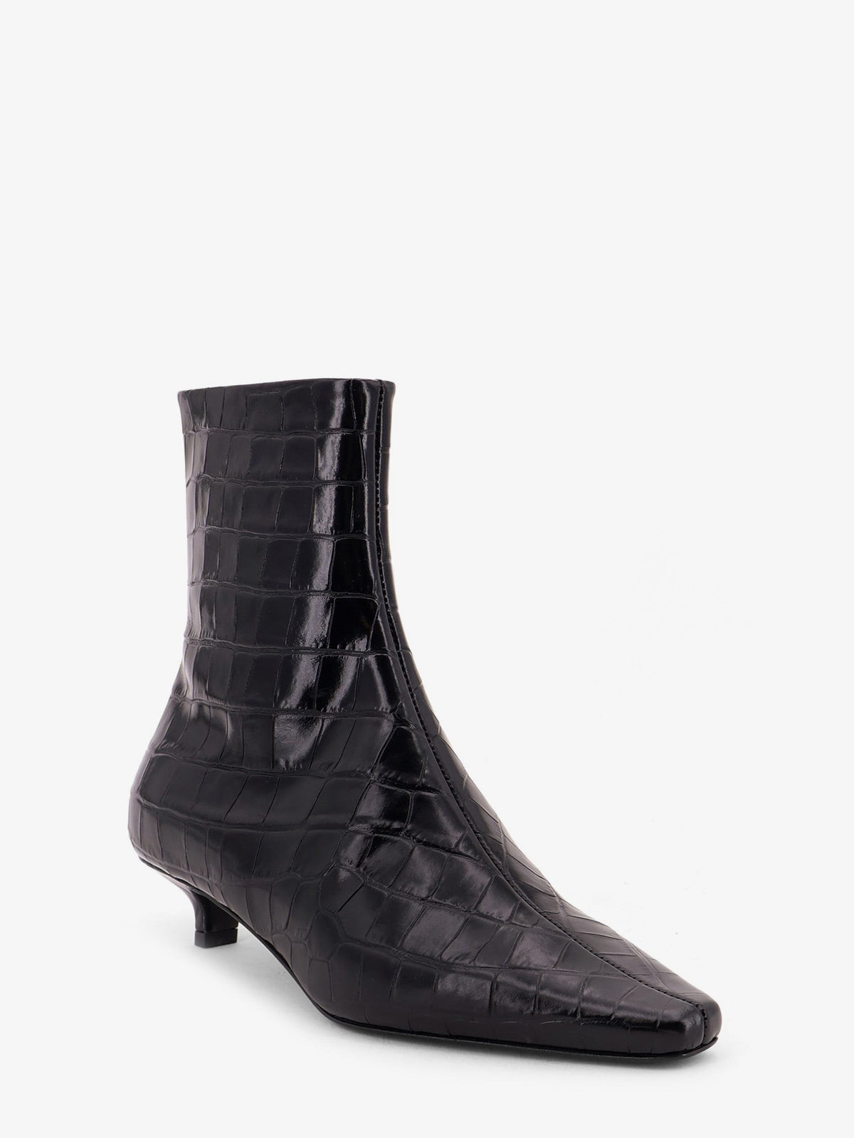 Pointed-toe ankle boots with crocodile effect