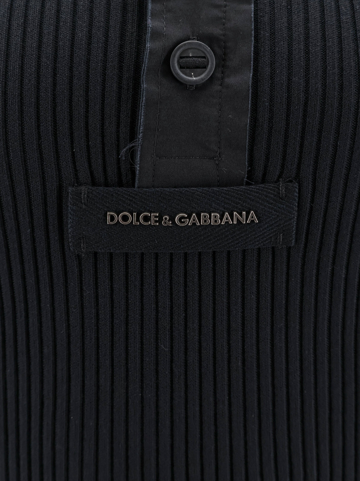Ribbed cotton sweater with metal logo on the front