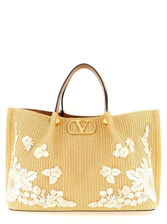 التسوق حقيبة Valentino Garavani Raffia متوسطة الحجم