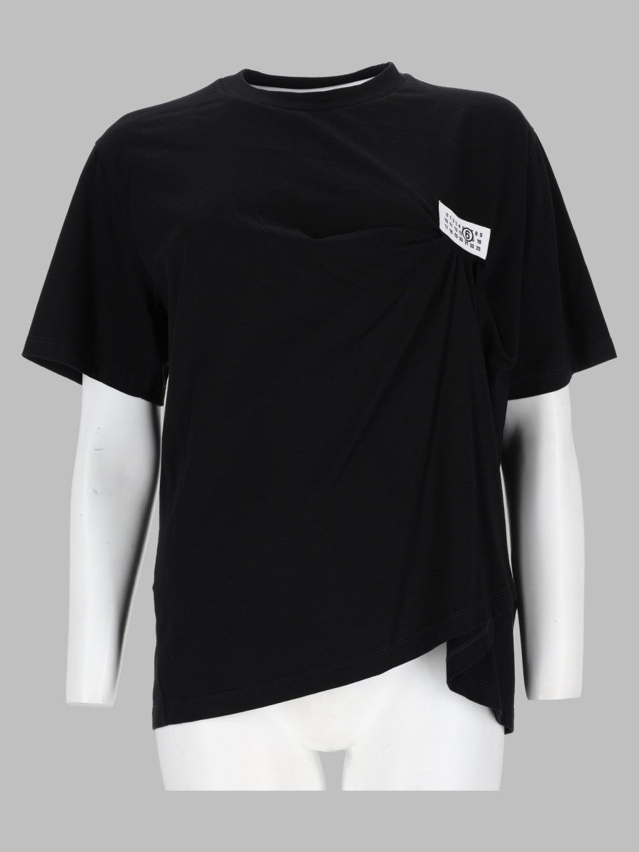 t-shirt con drappeggio e patch logo