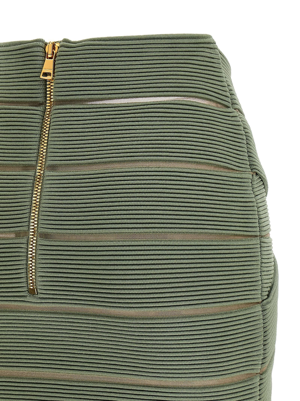 V-shaped waist skirt