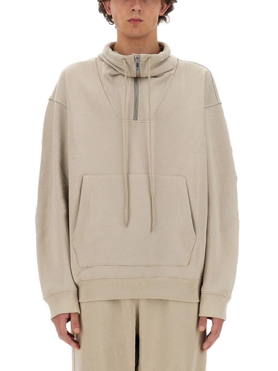 ZIP SWEATSHIRT.